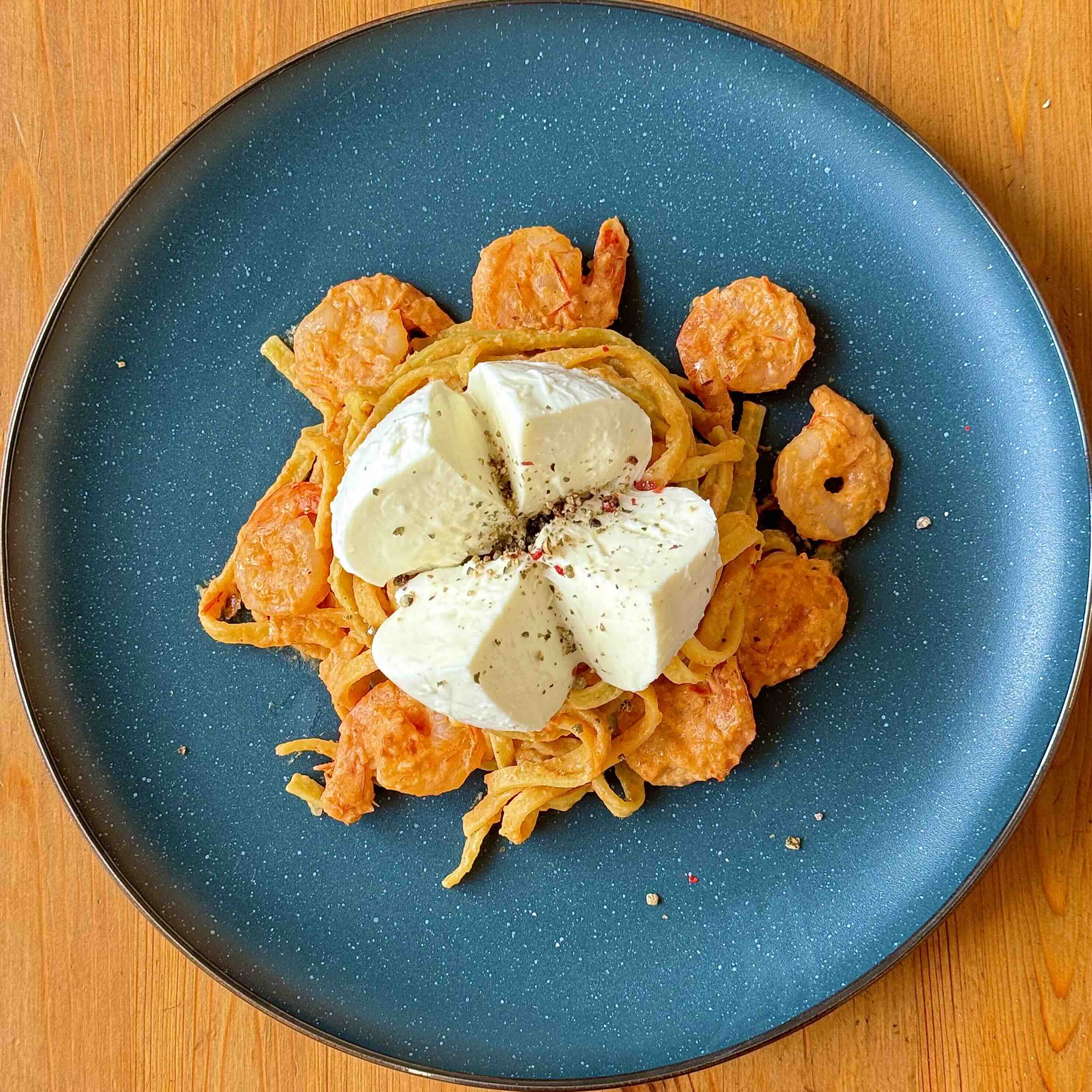 Serve creamy pasta with mozzarella and freshly ground pepper 