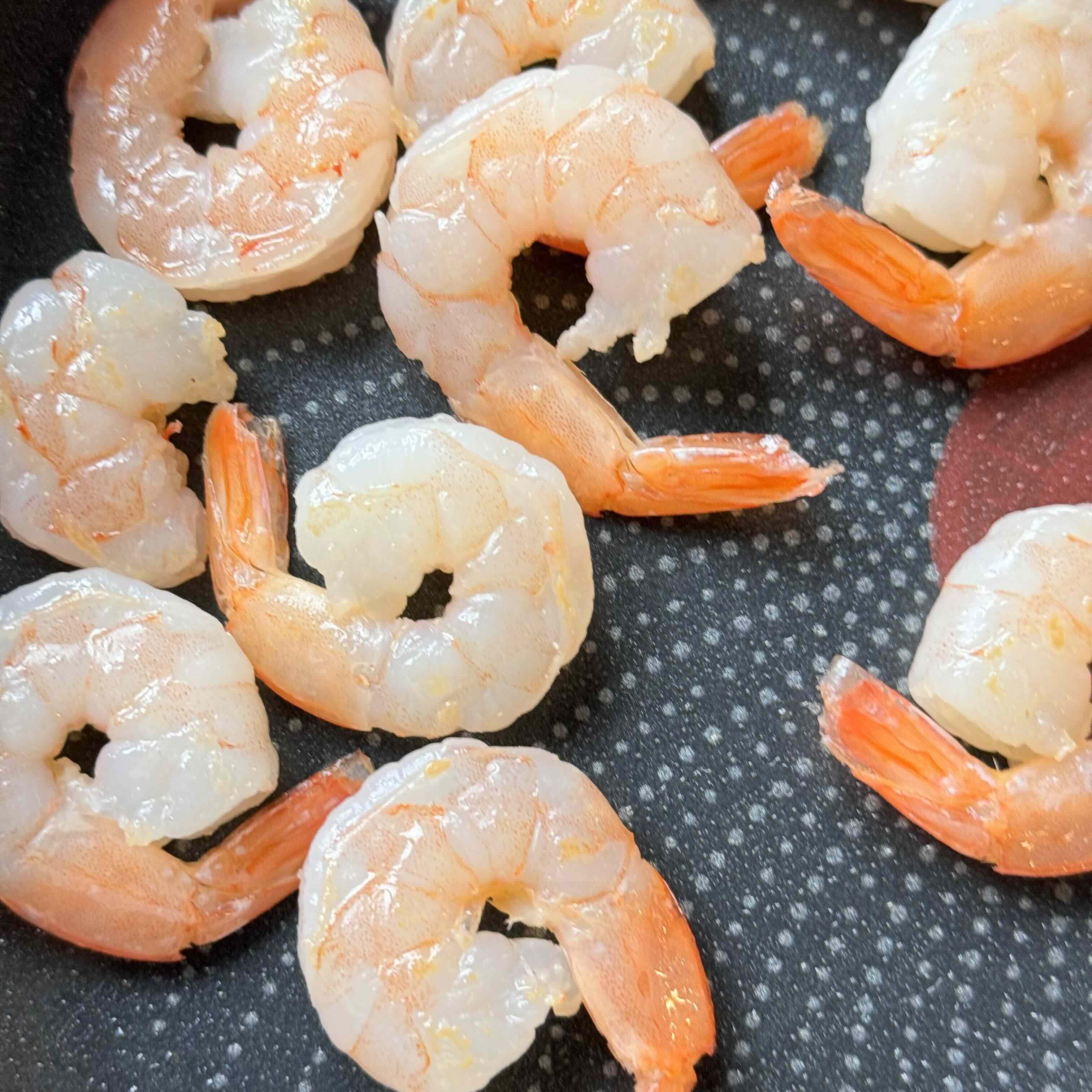 Fry the shrimp in a frying pan