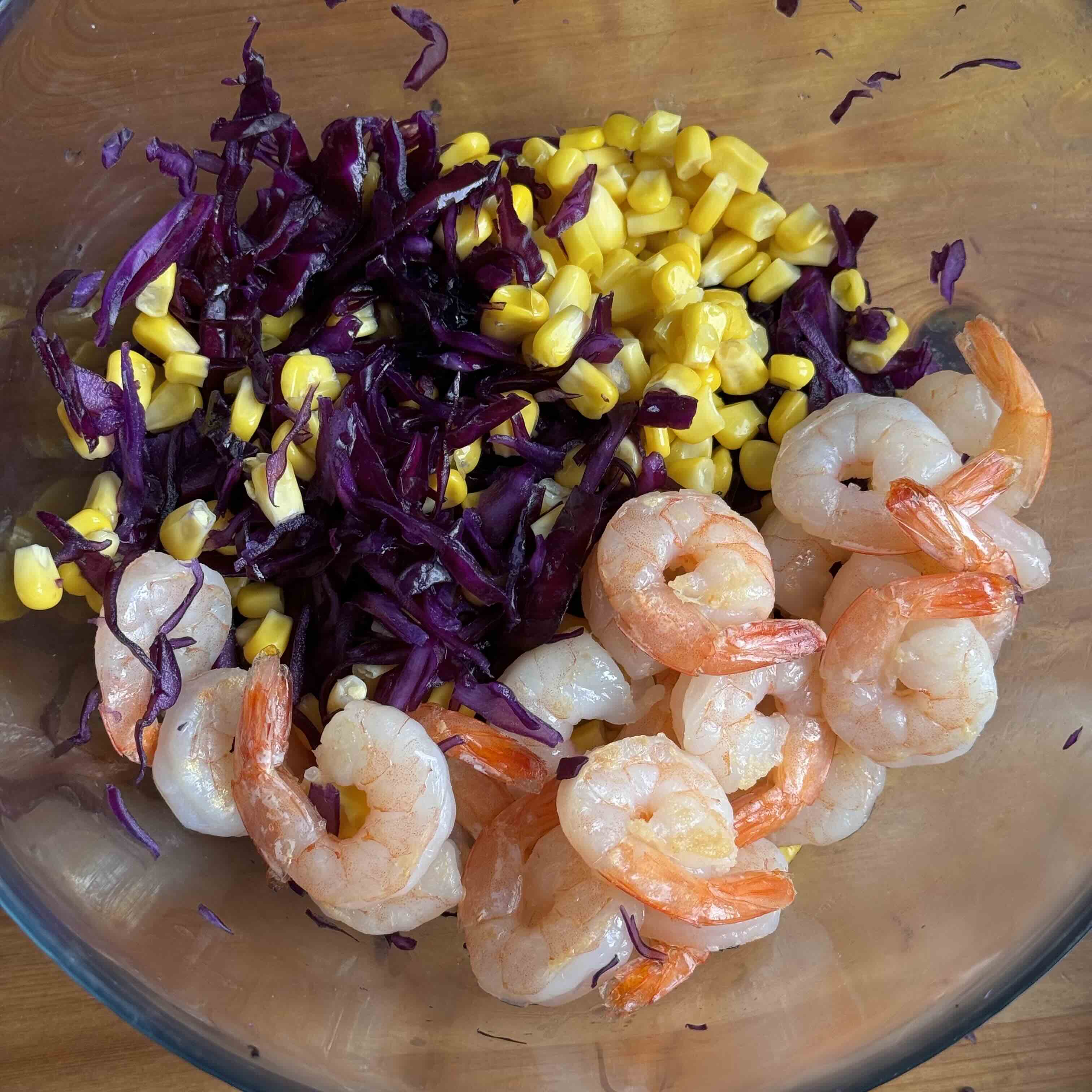 Shrimp, red cabbage and corn