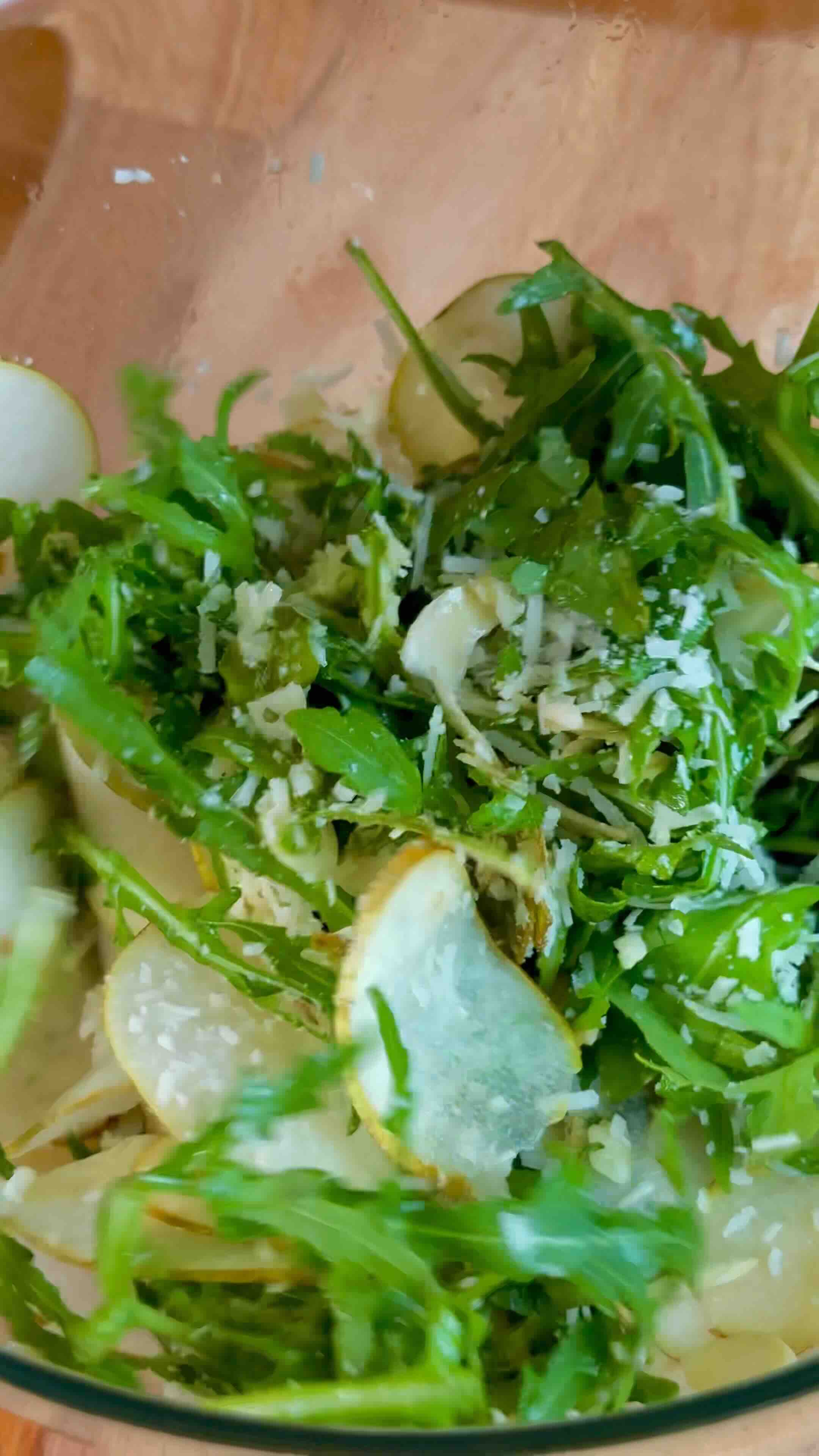 Mix arugula, pear, parmesan and almond flakes